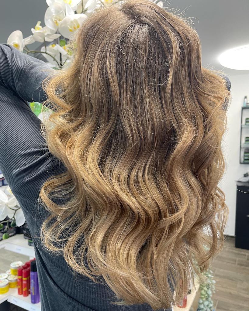 Lange Haare mit Balayage in warmen Tönen