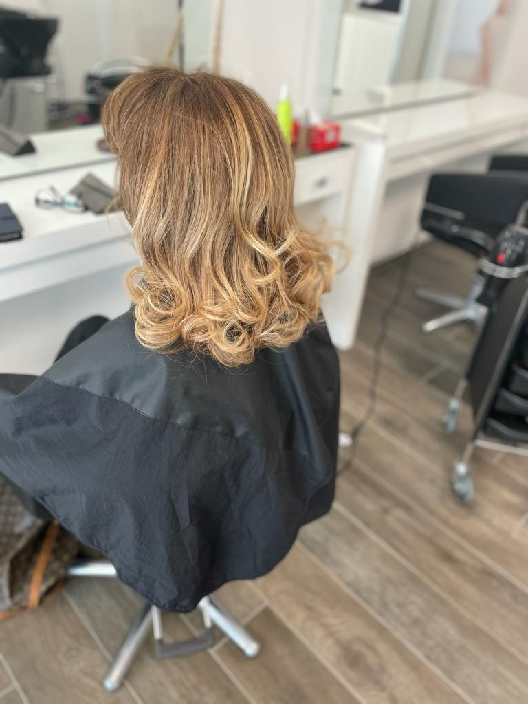 Lange blonde Wellen