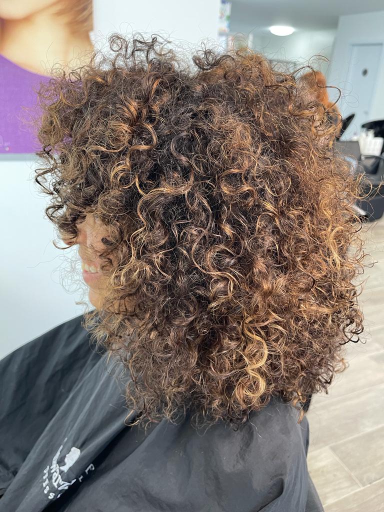 Lockige Haare mit Farbe
