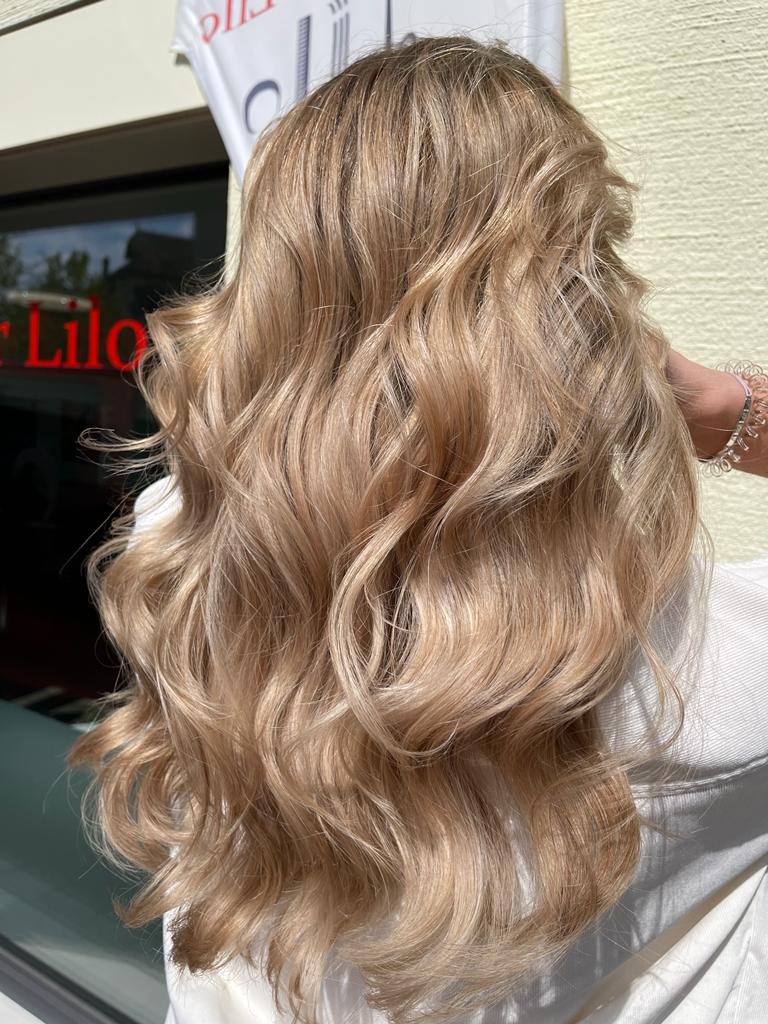 Wellige Haare mit Karamell-Balayage